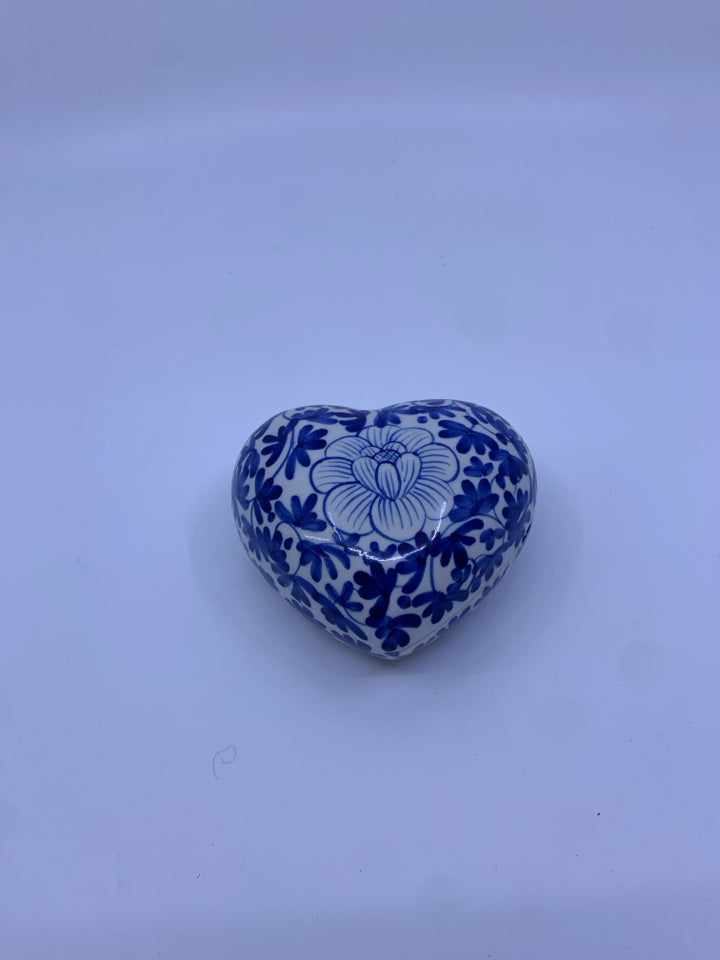 BLUE AND WHITE HEART SHAPED TRINKET BOX.