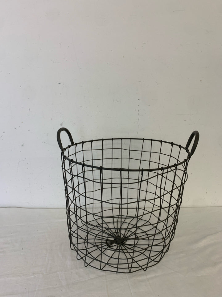 GREY METAL CIRCLE GRATE BASKET.