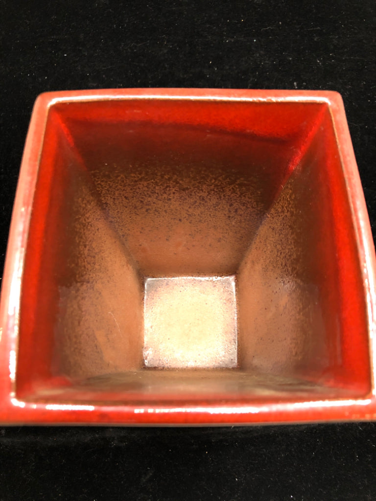 RED SQUARE VASE.