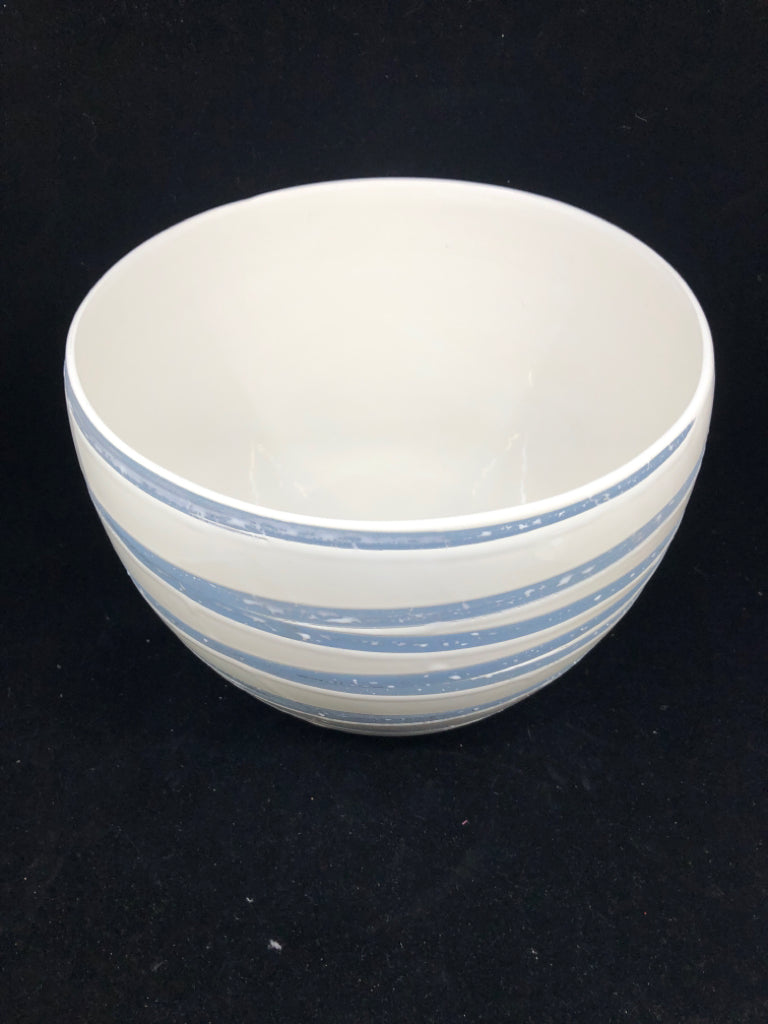 LARGE BLUE AND WHITE PLANTER.