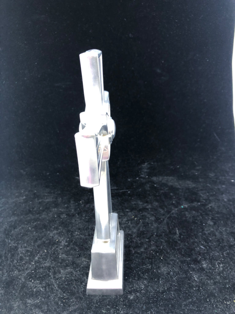 HEAVY DECORATIVE METAL CROSS.