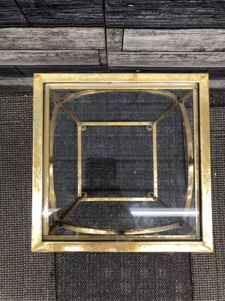 SMALL GOLD METAL SQUARE PLANT STAND W/ GLASS INSERT.