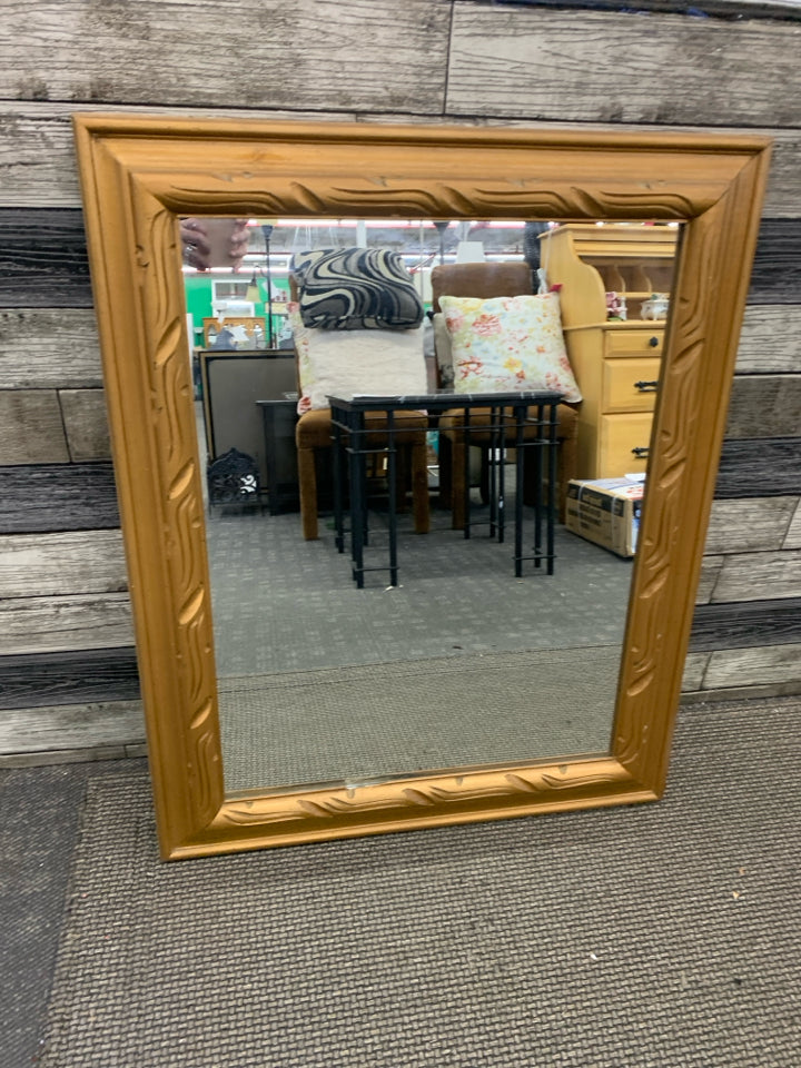 WOOD PAINTED GOLD MIRROR.