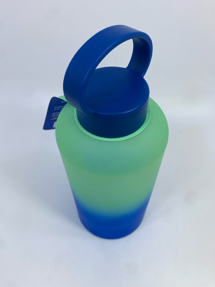 NWT FORMFIT TONE PLASTIC WATER BOTTLE.