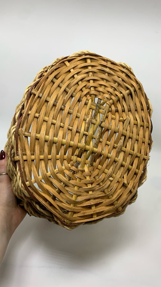2-TONED WOVEN WICKER BASKET.