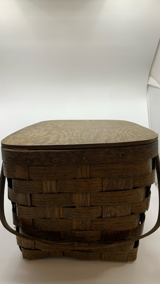 VTG BROWN WOVEN BASKET W/FLIP LID AND HANDLES.