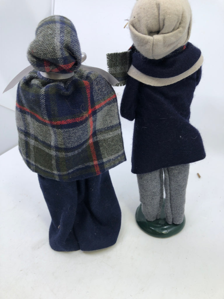 2pc BYERS' CHOICE CAROLER COUPLE- NAVY + PLAID- 1988.