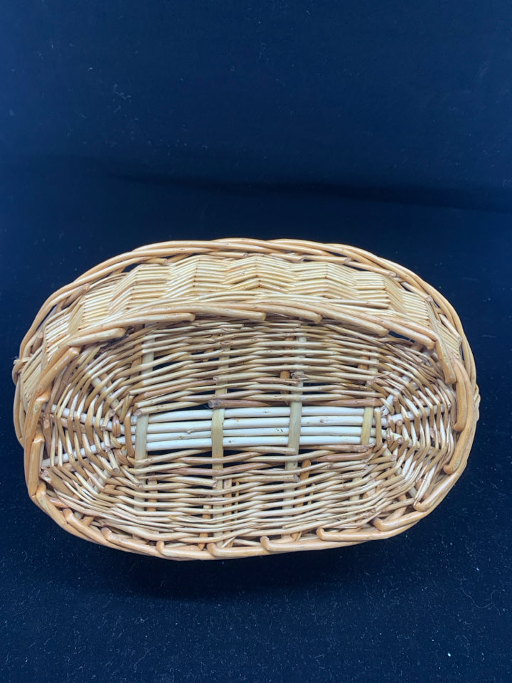 OVAL WOVEN BASKET W HANDLE.