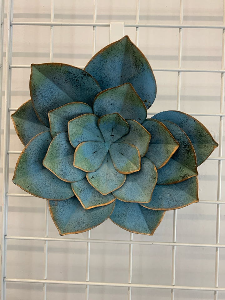 BLUE METAL FLOWER WALL DECOR.