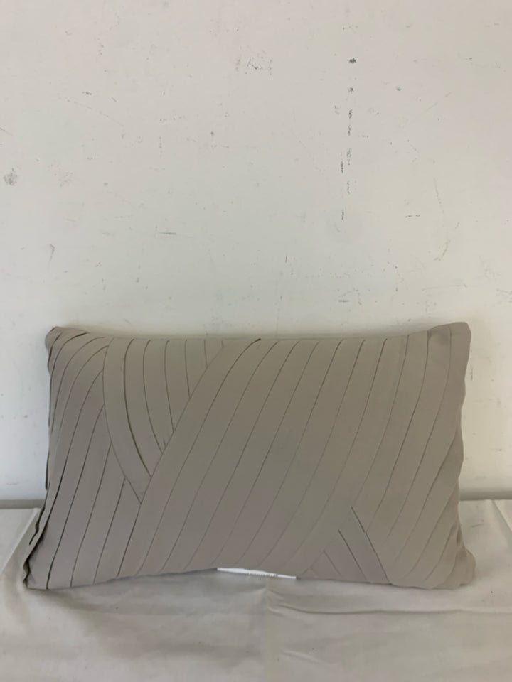 SMALL RIBBED RECTANGLE PILLOW.