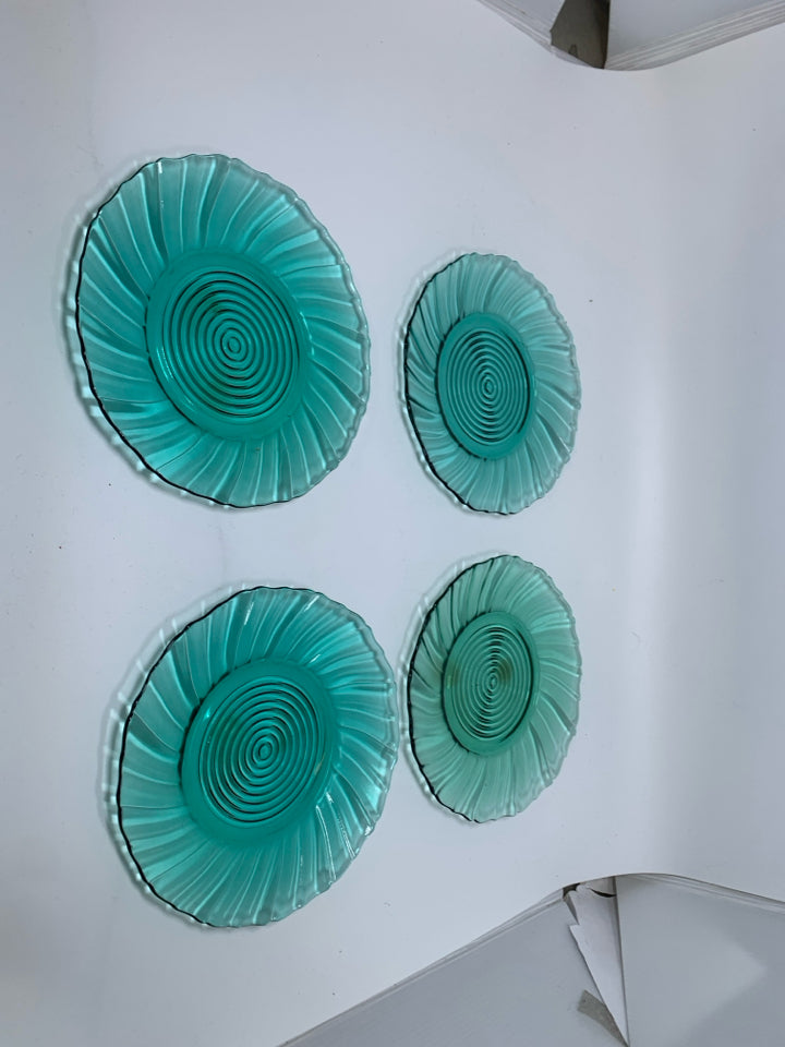4 TEAL GLASS CIRCLE CENTER SNACK PLATES.