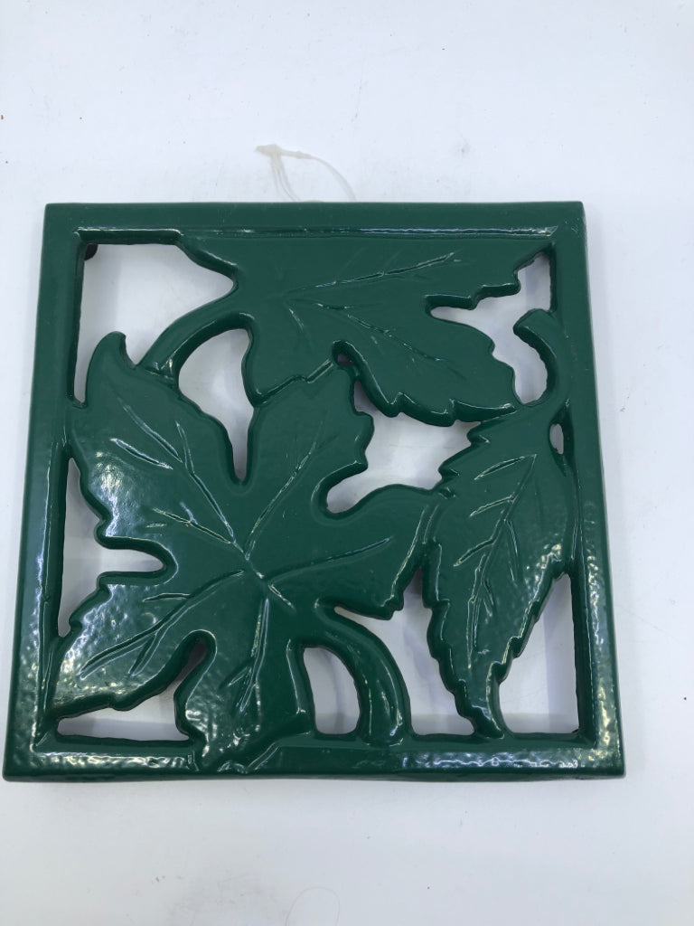 GREEN METAL LEAVES TRIVET.