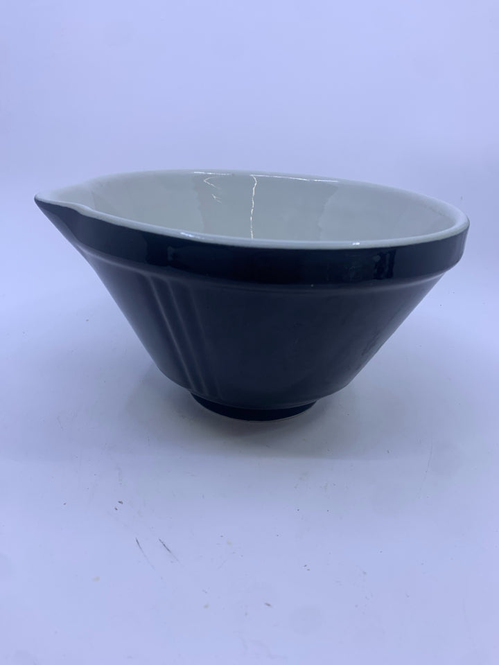 SMALL BLACK MIXING BOWL W SPOUT.