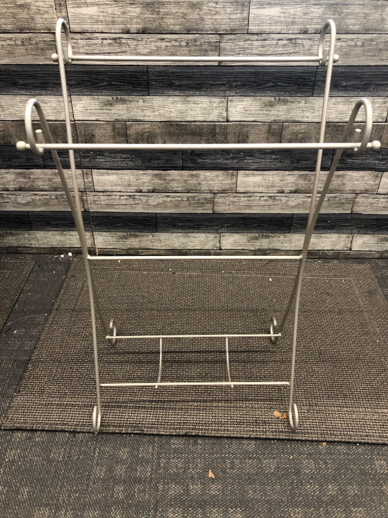 SILVER METAL QUILT RACK.