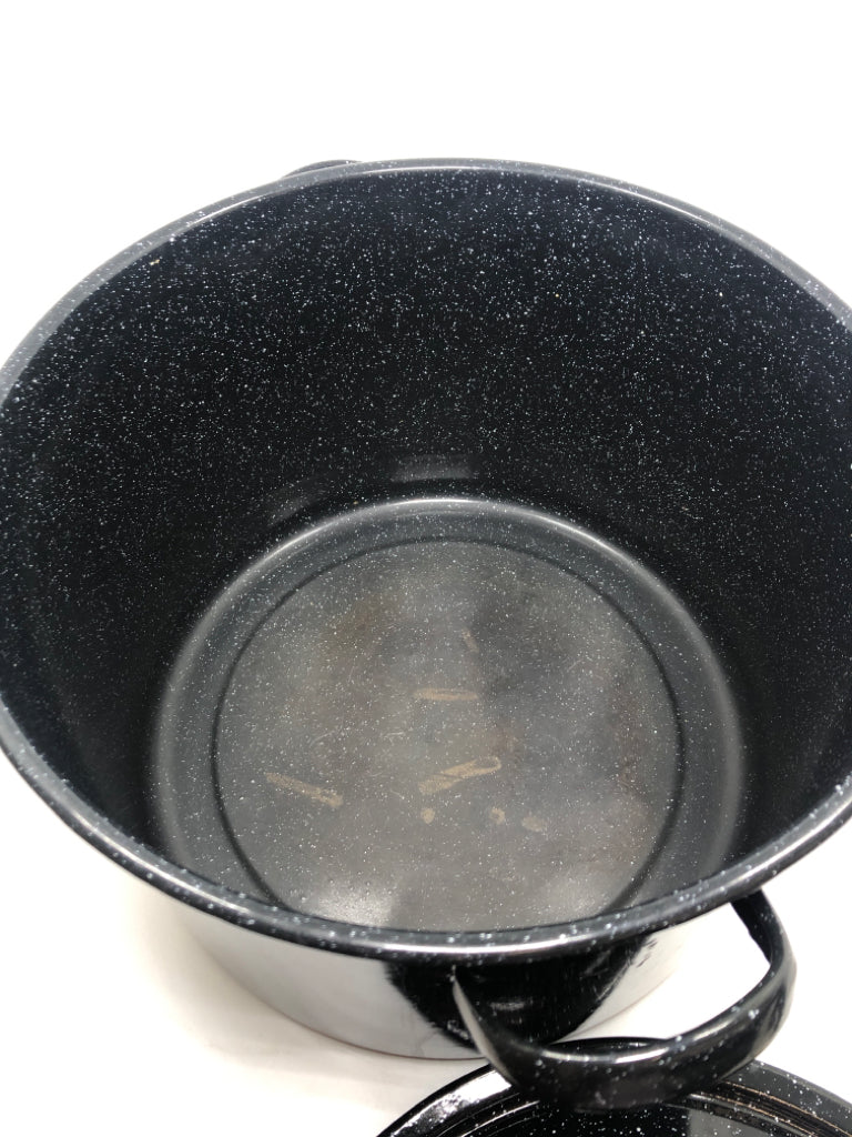 BLACK SPECKLED STOCK POT W/LID.
