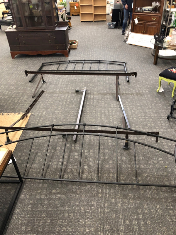 BLACK METAL KING SIZED BED FRAME.