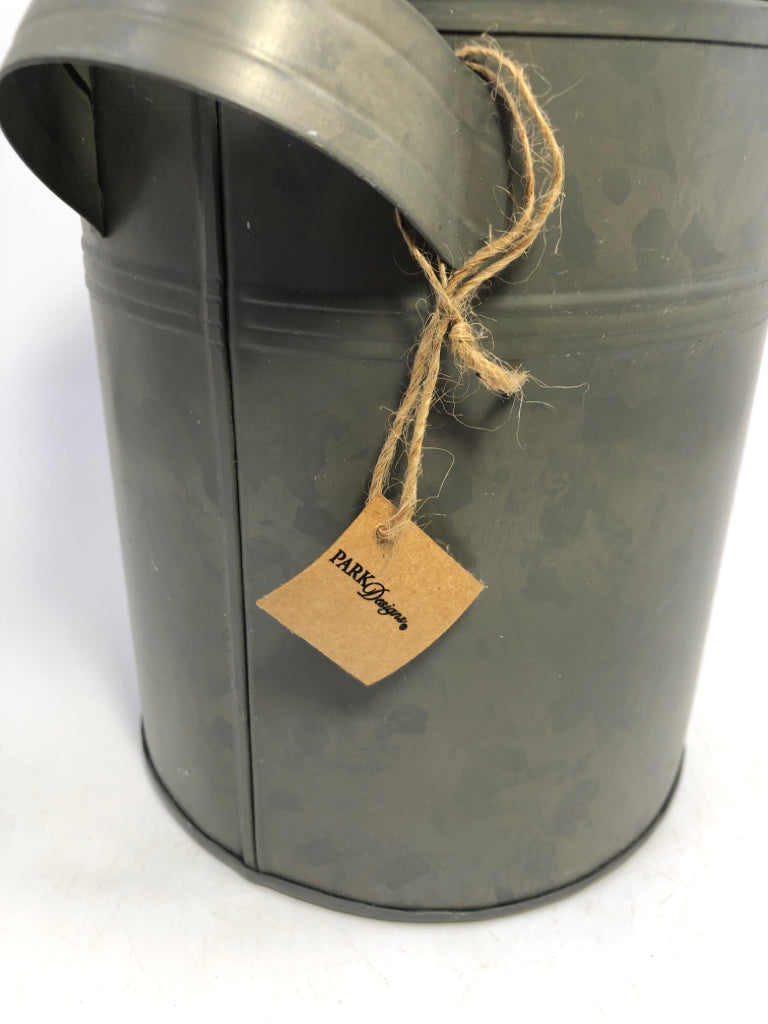 LG RUSTIC GALVANIZED METAL BUCKET W/LID.