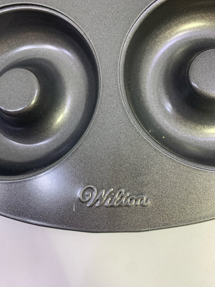 DONUT BAKING PAN-WILTON.