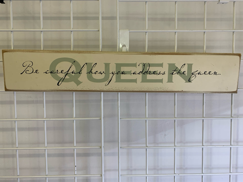 CREAM QUEEN WALL HANGING.