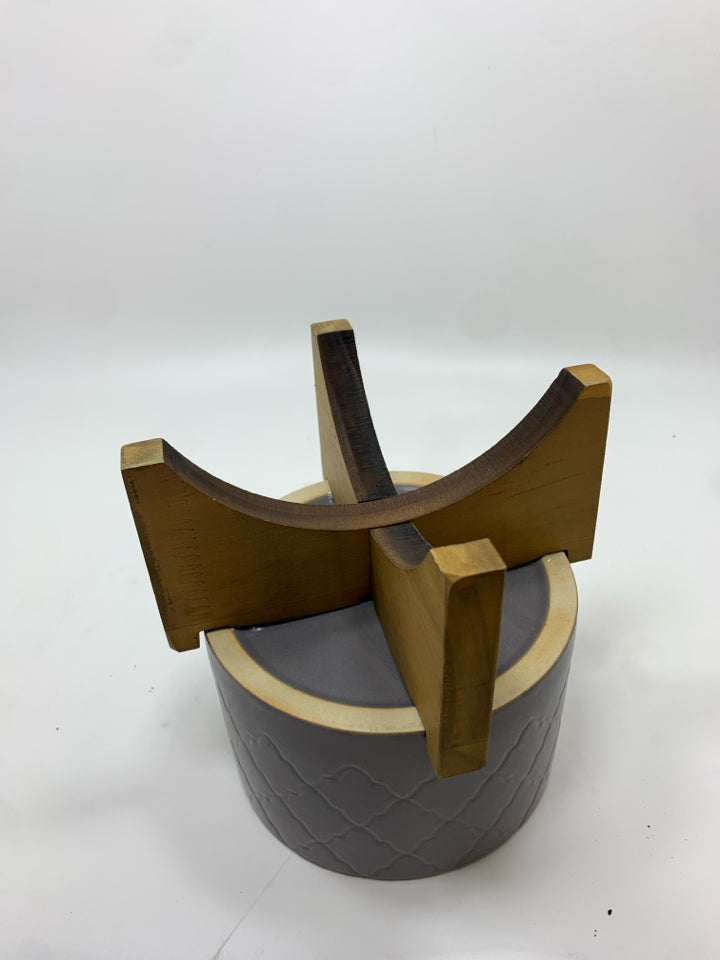 GREY CERAMIC PLANTER W/WOODEN STAND.