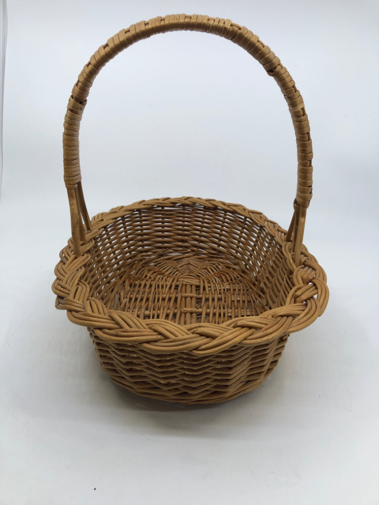 OVAL CARMEL BASKET W/ BRAIDED EDGE.