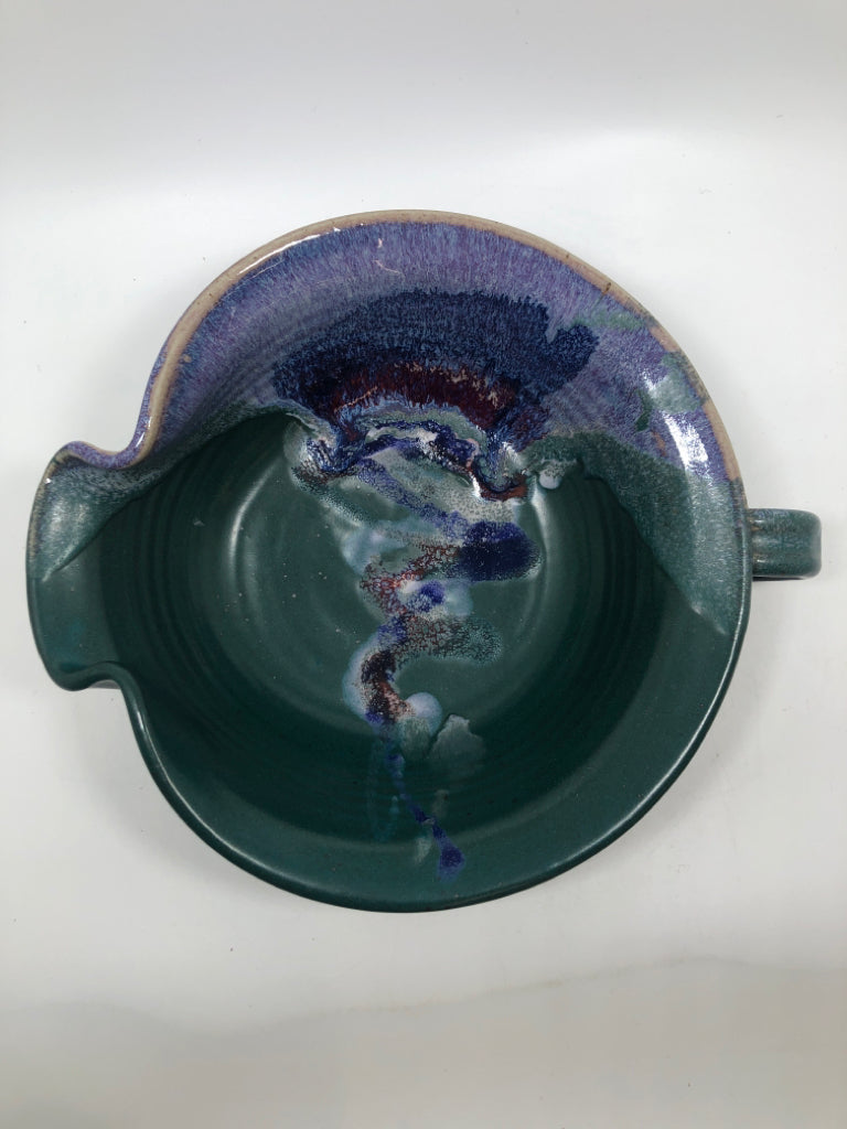 BLUE DIPPED STONEWARE BOWL W/HANDLE.