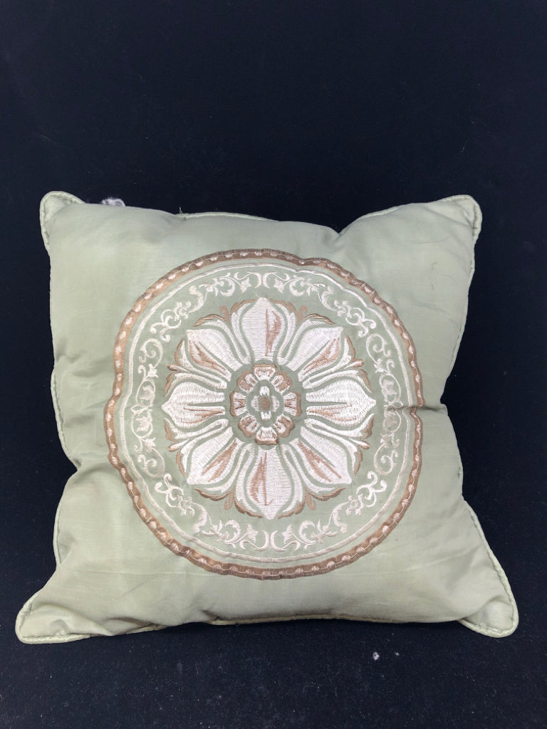 GREEN MEDALLION PILLOW.