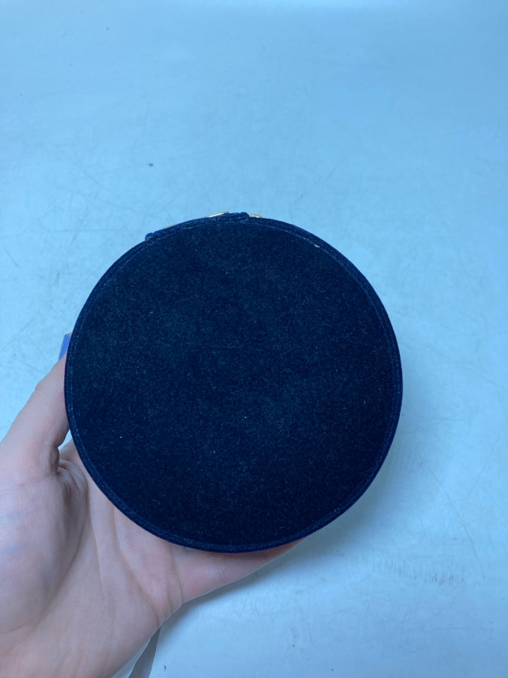 Wolf Zoe Velvet Embroidered Travel Circle Jewelry Case *Minor Pink Marks Inside