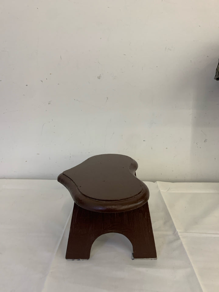 BROWN HEART STOOL.