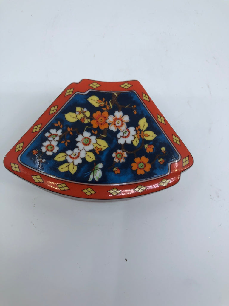 SMALL CORNER ASIAN STYLE TRINKET BOX.