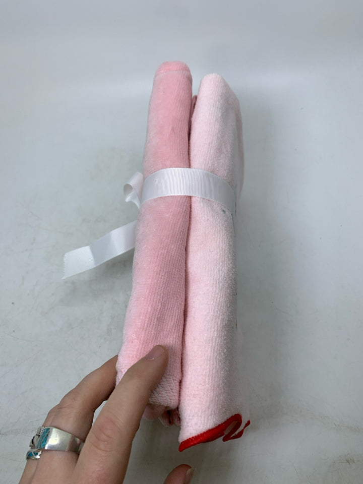 NIP 2 PINK HAND TOWELS GINGERBREAD HOUSE & CANDY CUPCAKES AND CASHMERE.