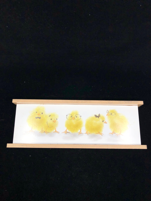 CHICKS WOOD TABLE DECOR.