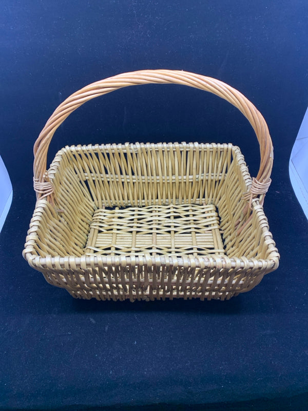 BLONDE SQUARE BASKET W/ HANDLE.