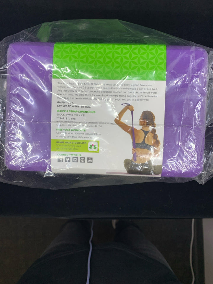 NIB PURPLE GAIAM YOGA STRAP & 2-PACK BLOCK.