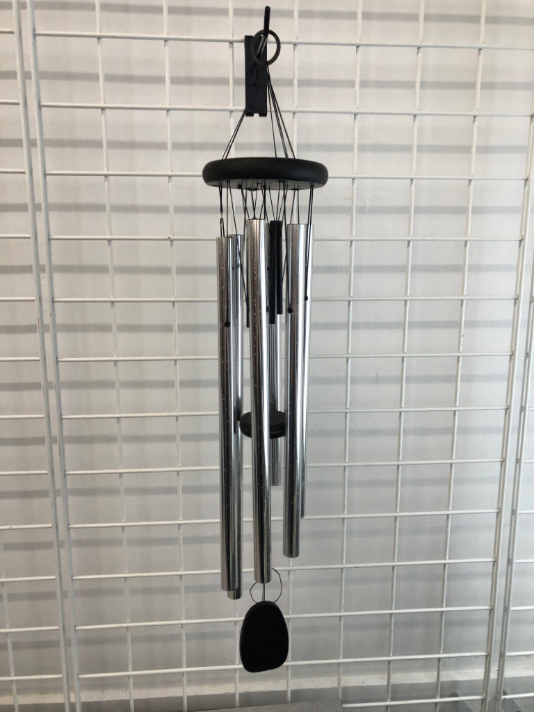 SILVER METAL WINDCHIME.
