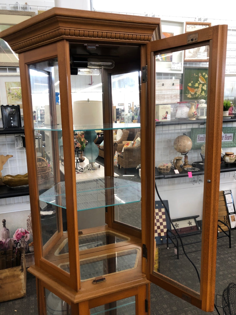 PULASKI LIGHT-UP CURIO CABINET.