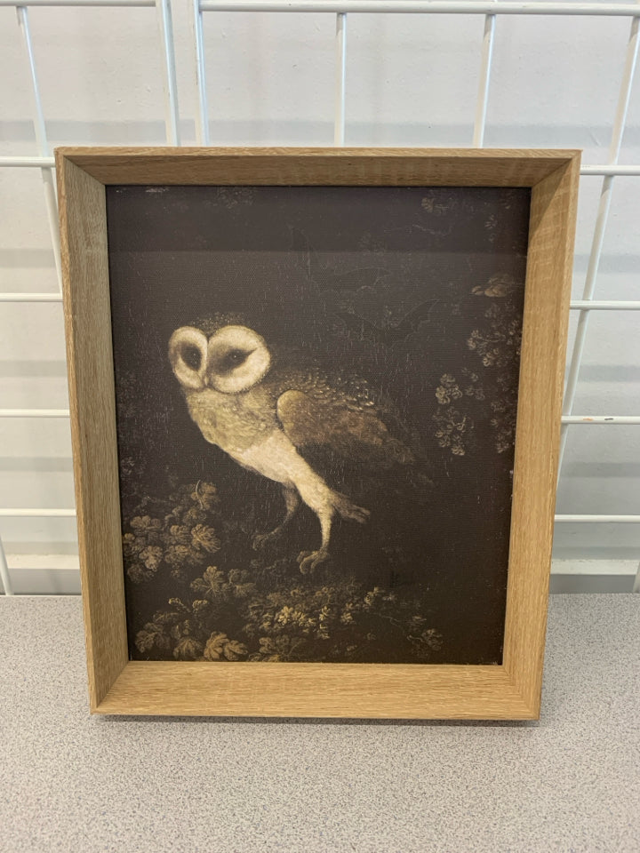 OWL PRINT IN WOOD FRAME WALL HANGING.