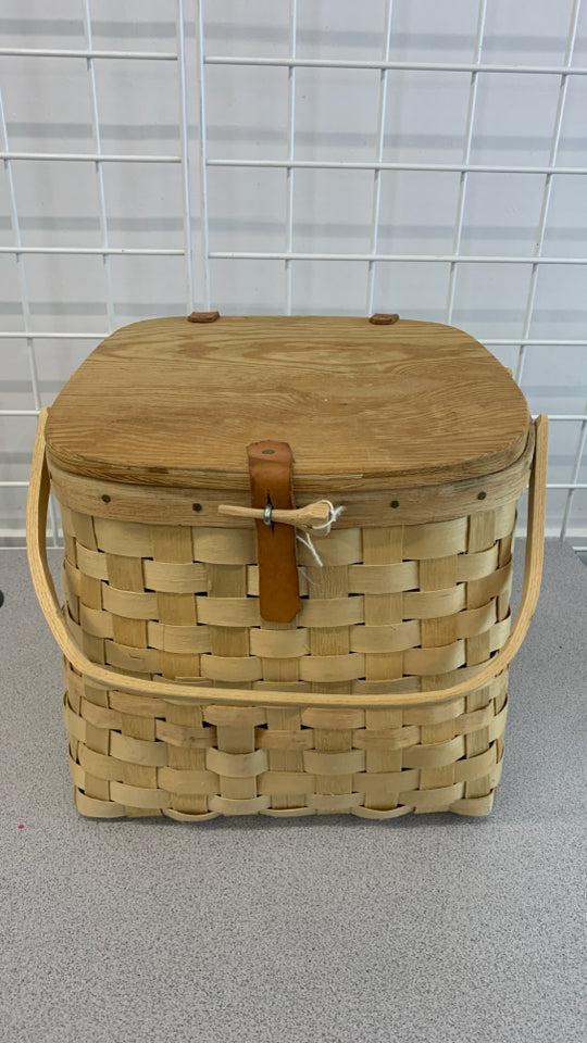BARE WOOD PICNIC BASKET W/DIVIDER.