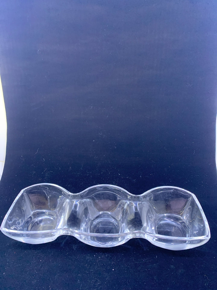 CLEAR GLASS 3 DIVIDED SERVING TRAY.