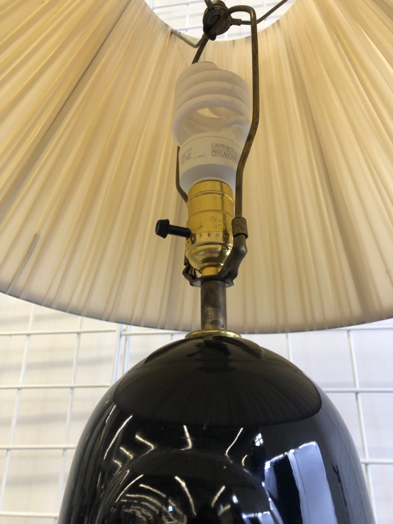 BLACK CERAMIC SHELL PATTERN BASE LAMP W CREAM SHADE.