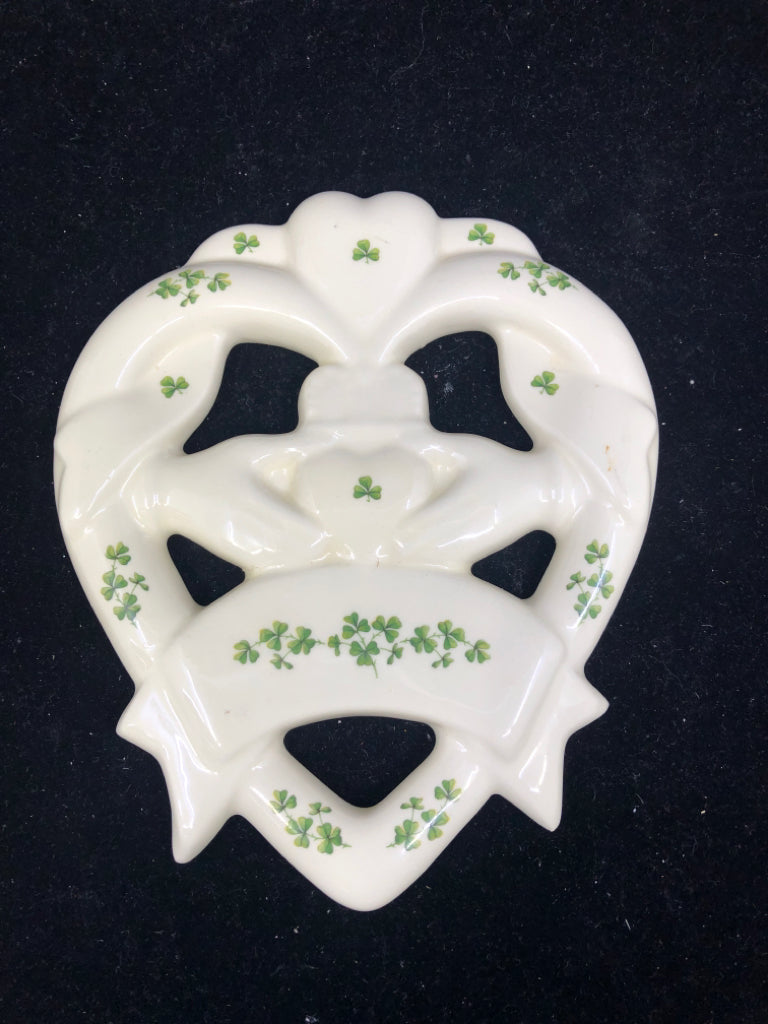 CERAMIC HEART W CLOVERS WALL HANGING.