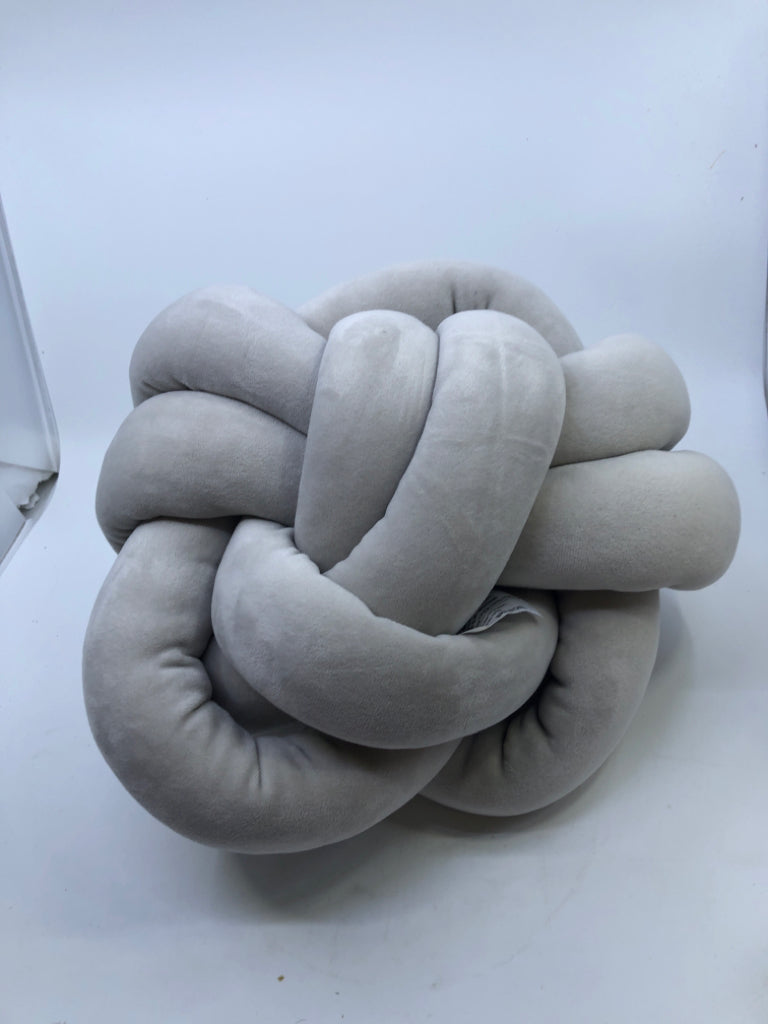GREY KNOT PILLOW.