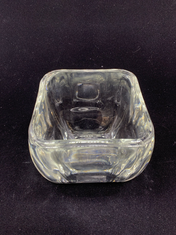 SQUARE GLASS FLOWER VASE.