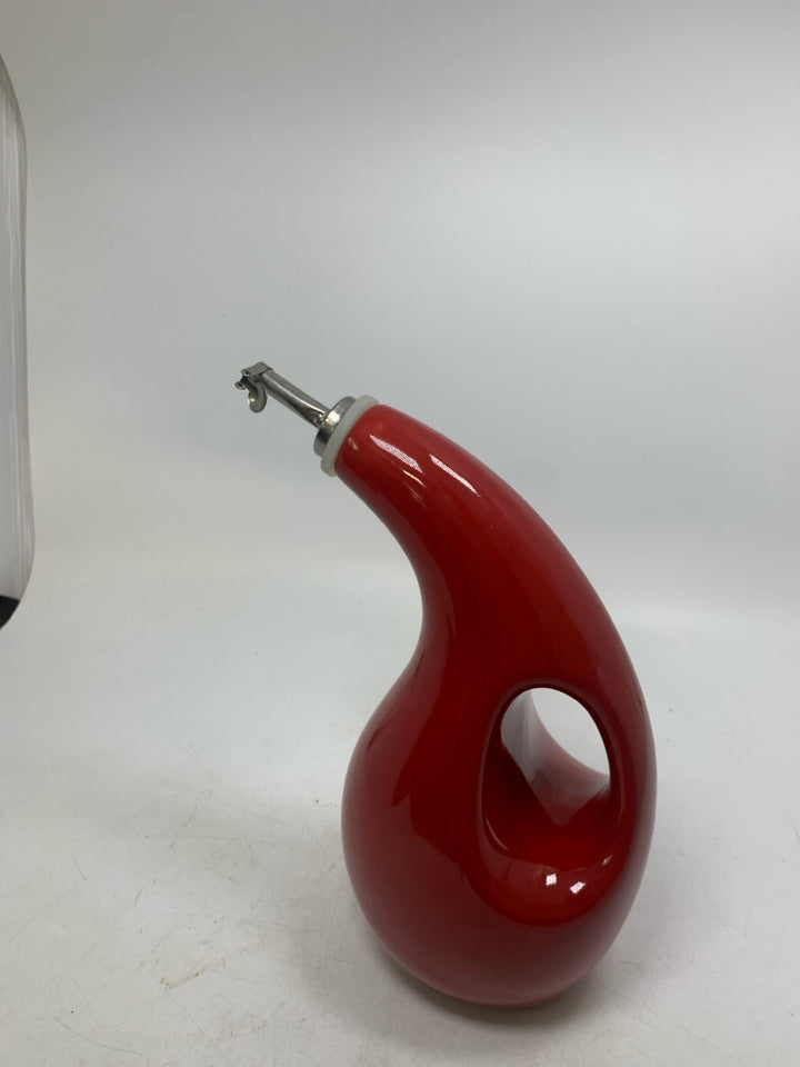 CERAMIC OIL DISPENSER W/ HANDLE.