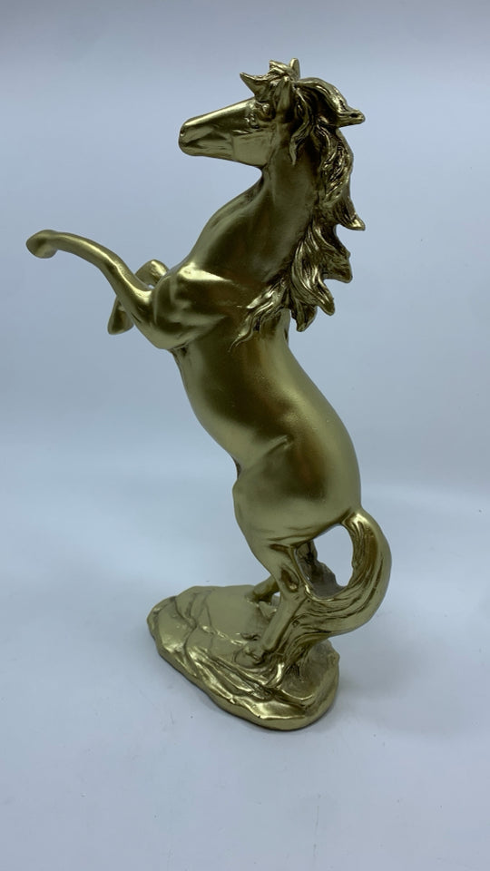 GOLDEN PAINTED HORSE STATUE.