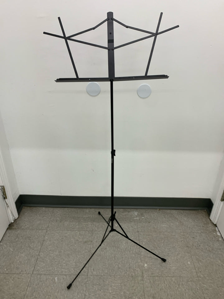 ADJUSTABLE BLACK METAL MUSIC STAND.