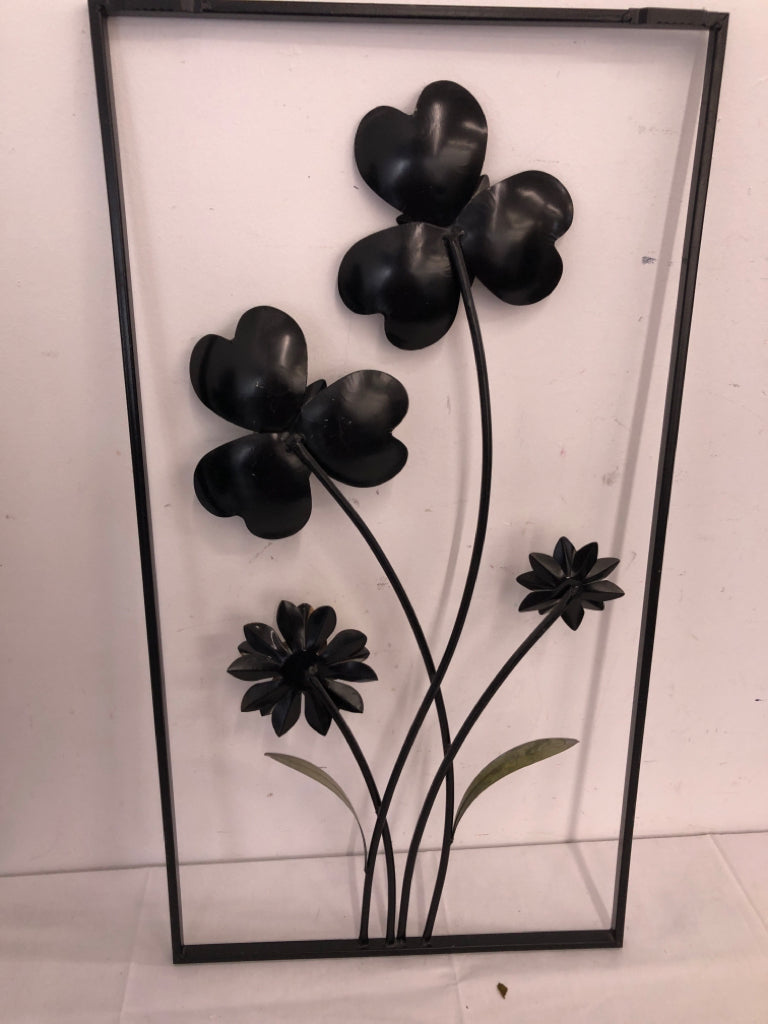 BLACK METAL FLORAL WALL HANGING.