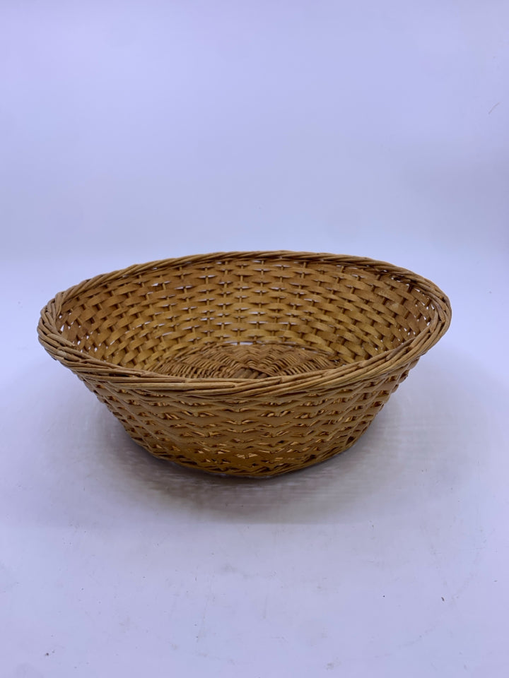 SMALL ROUND TIGHT WOVEN BASKET.