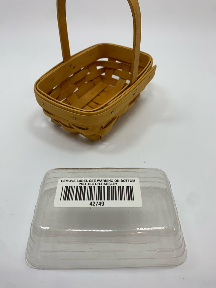 1999 PARSLEY SMALL BASKET W/HANDLE AND PLASTIC INSERT.