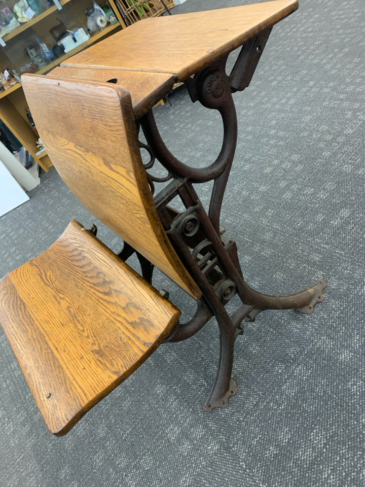 VTG ANTIQUE WOOD SCHOOL DESK W/BOOK CUBBY.